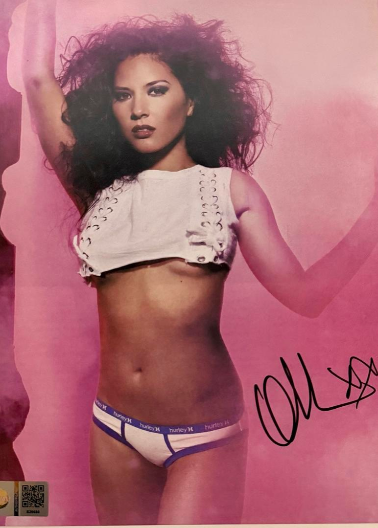 Olivia Munn Signed Sexy 8x10 Photo - SWAU